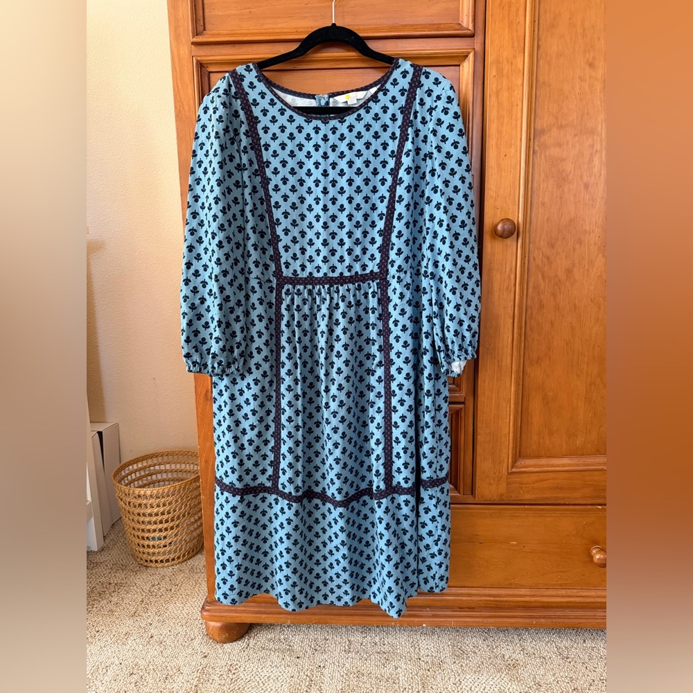 Boden Blue and dark blue Patterned Long Sleeve Dress. So cottage core🩷